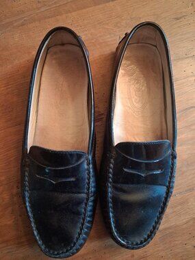 Tod's ladies black patent leather driving shoes/flats in size 38.5/8.5 B (Medium